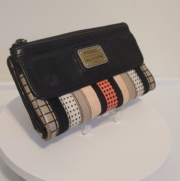 EUC Fossil wallet. - Picture 1 of 16